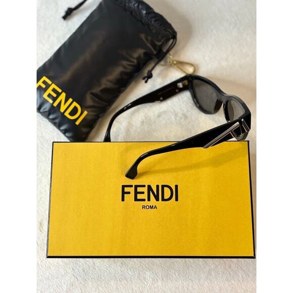 Brand New Fendi Sunglasses - FE40135i 01A Size 139-0-140*2 F main image 6